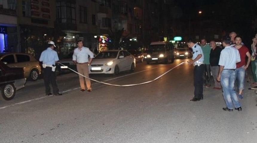 Otomobilin &Ccedil;arptığı 2 Kişi Yaralandı