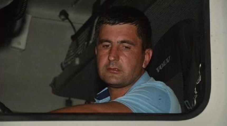 Kazakistanlı S&uuml;r&uuml;c&uuml; Karşısında Polisi G&ouml;r&uuml;nce Kendini Tır'a Kilitledi