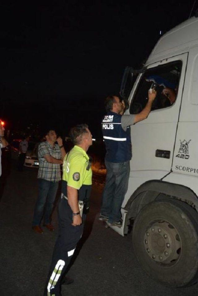 Kazakistanlı Sürücü Karşısında Polisi Görünce Kendini Tır'a Kilitledi