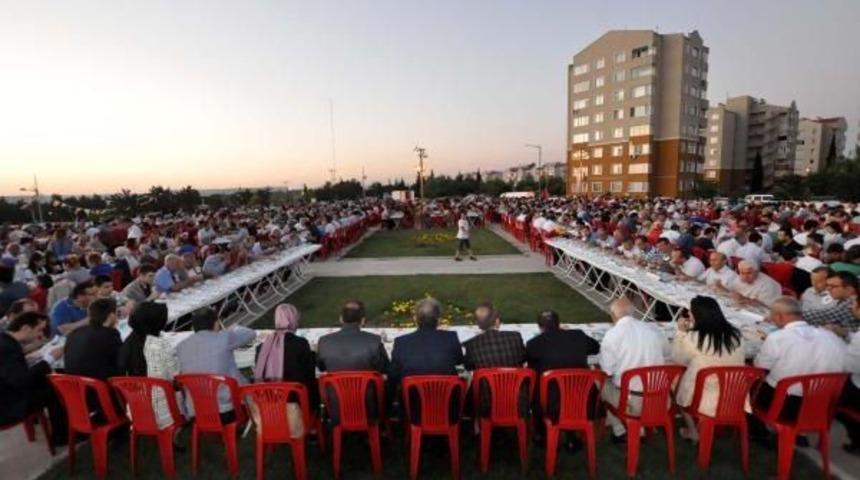 Ak Parti &Ccedil;anakkale İl Başkanlığı'ndan 4 Bin Kişilik Iftar Yemeği