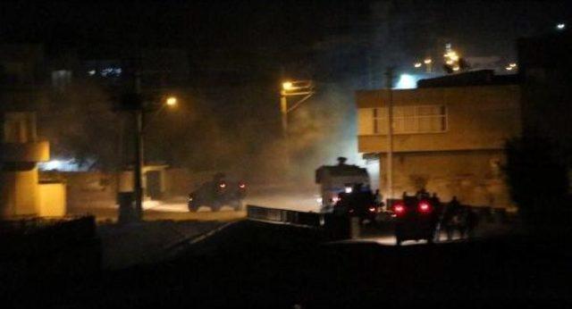 Sınıra Hendek Kazılmasını Protesto Için Yol Kapatan Grup Polis Müdahalesiyle Dağıtıldı