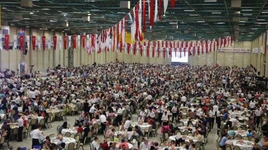 B&uuml;y&uuml;k&ccedil;ekmece'deki Halk Iftarına Binlerce Kişi Katıldı