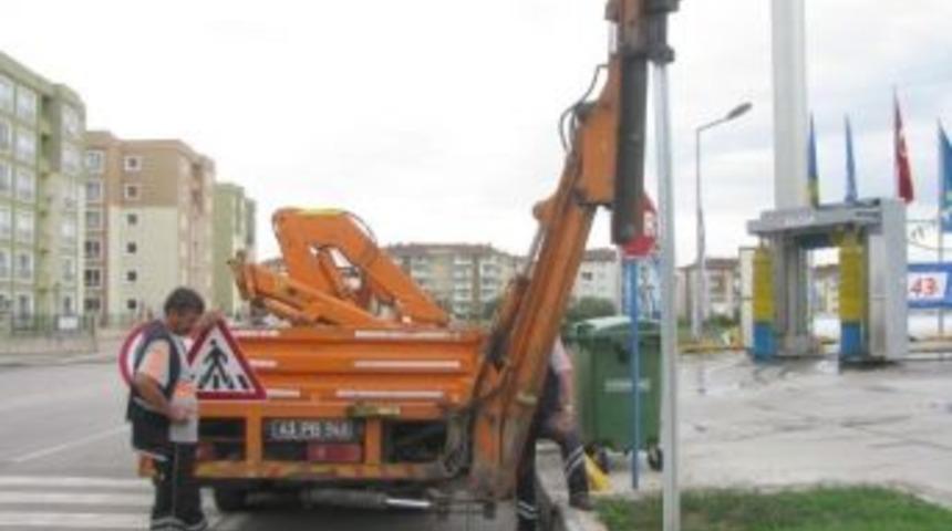 Trafik Levhalarına &Ouml;zel Ara&ccedil;