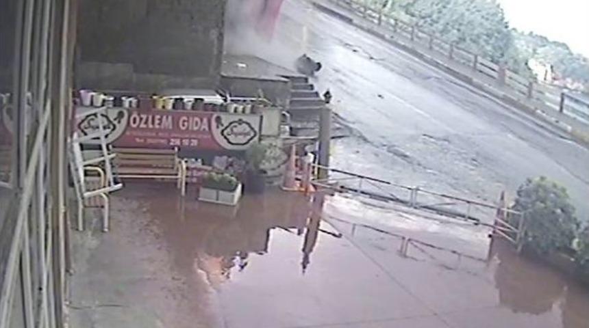 (&ouml;zel) Tır&rsquo;ın Duvara &Ccedil;arpma Anı Saniye Saniye G&uuml;venlik Kamerasına Yansıdı