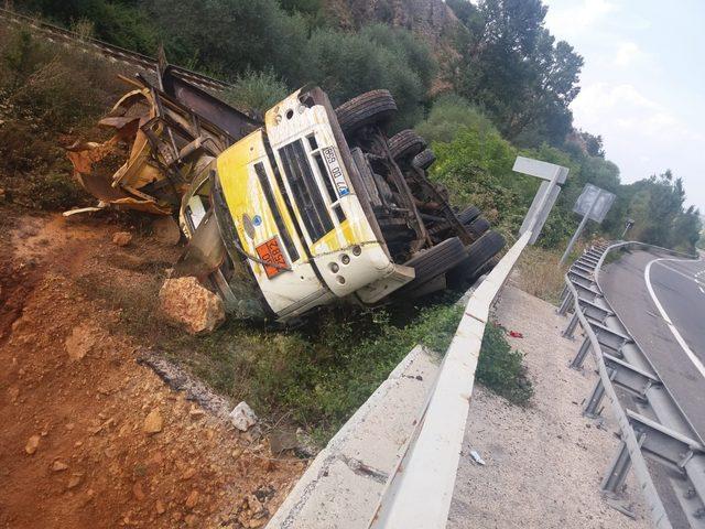 Tankerin devrildiği çaya 2 HES'ten su bırakıldı