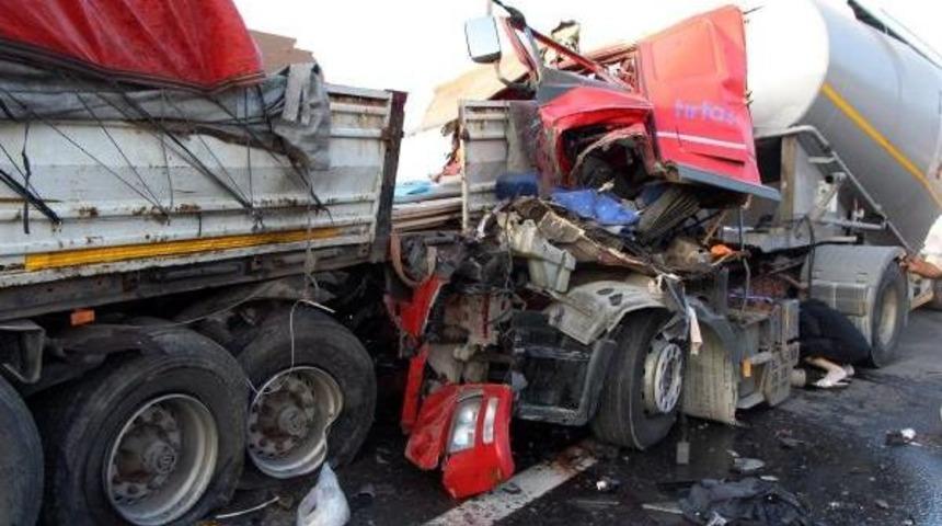 Emniyet Şeridinde Duran Tır'a Tır &Ccedil;arptı: 2 Yaralı