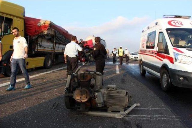 Emniyet Şeridinde Duran Tır'a Tır Çarptı: 2 Yaralı