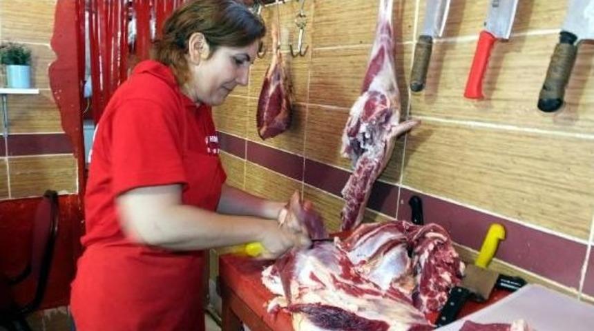 Kadın Kasap &Ouml;nce Şaşırttı Sonra G&uuml;ven Verdi