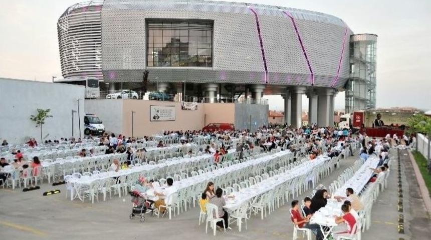 &Ouml;nce İftarlar A&ccedil;ıldı Sonra İlahilerle Coşuldu