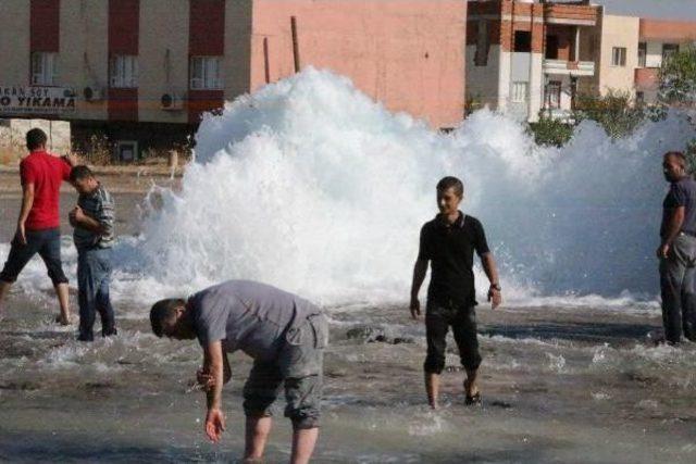 Nusaybin'de Su Borusu Patladı, Caddeler Göle Döndü