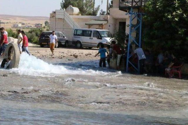 Nusaybin'de Su Borusu Patladı, Caddeler Göle Döndü