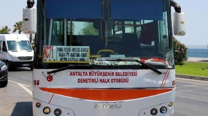 Halk Otob&uuml;s&uuml;n&uuml;n &Ccedil;arptığı &Ccedil;inli Turist &Ouml;ld&uuml;