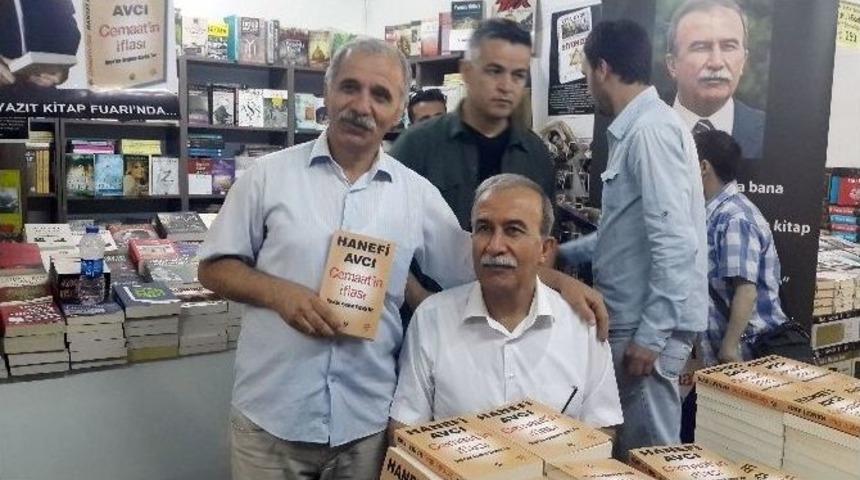 Hanefi Avcı, Yeni Kitabının İmza G&uuml;n&uuml;nde Okurlarıyla Buluştu