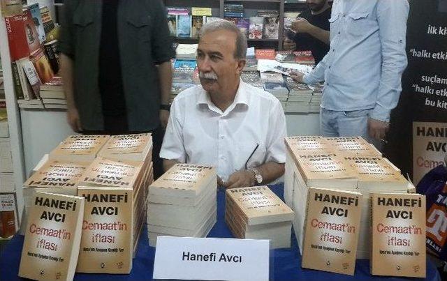 Hanefi Avcı, Yeni Kitabının İmza Gününde Okurlarıyla Buluştu