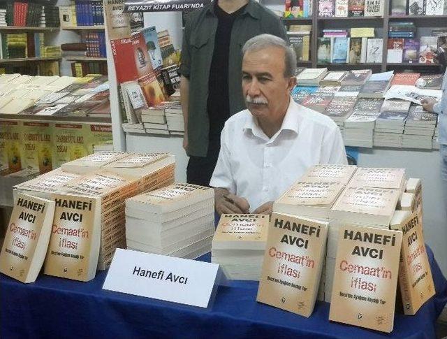 Hanefi Avcı, Yeni Kitabının İmza Gününde Okurlarıyla Buluştu