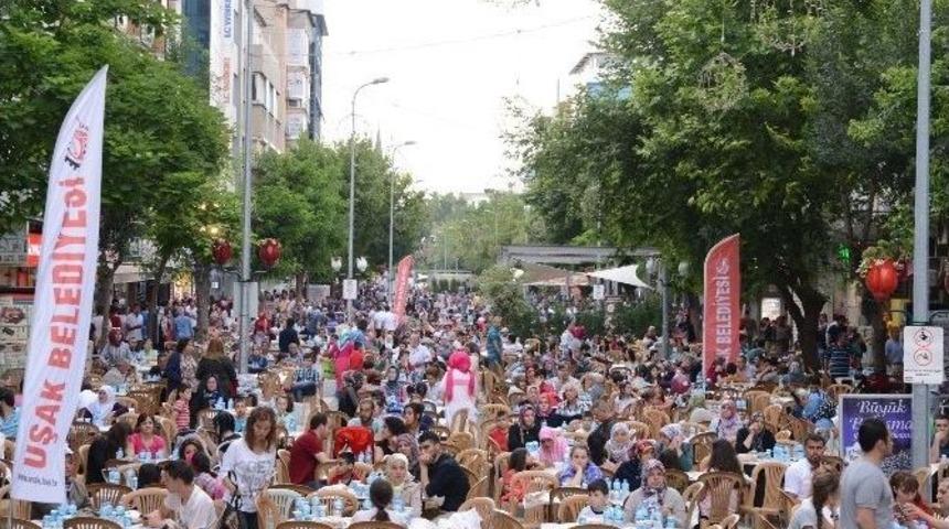 Uşak İsmetpaşa&rsquo;da 15 Bin Kişi İftarını Beraber A&ccedil;tı