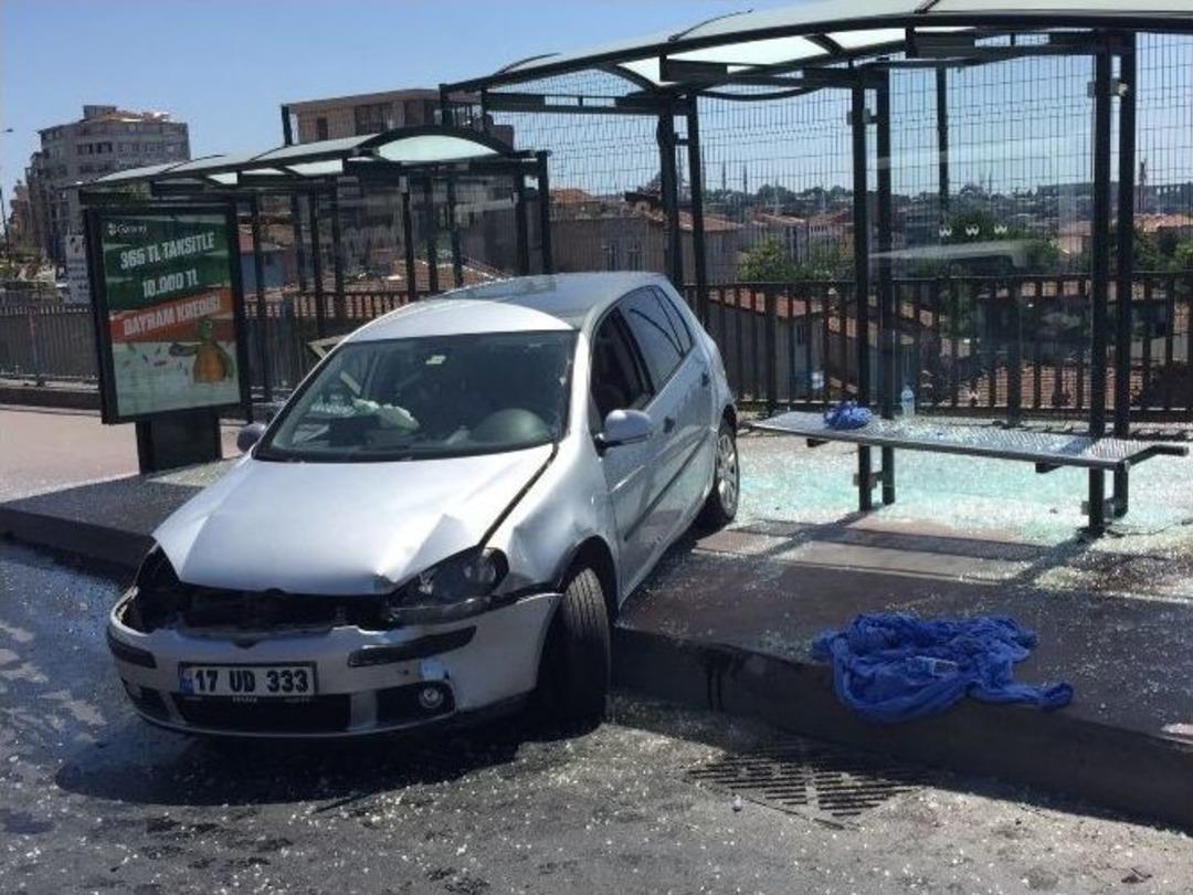 Direksiyon Hakimiyetini Kaybeden S&uuml;r&uuml;c&uuml;, Otob&uuml;s Durağına U&ccedil;tu