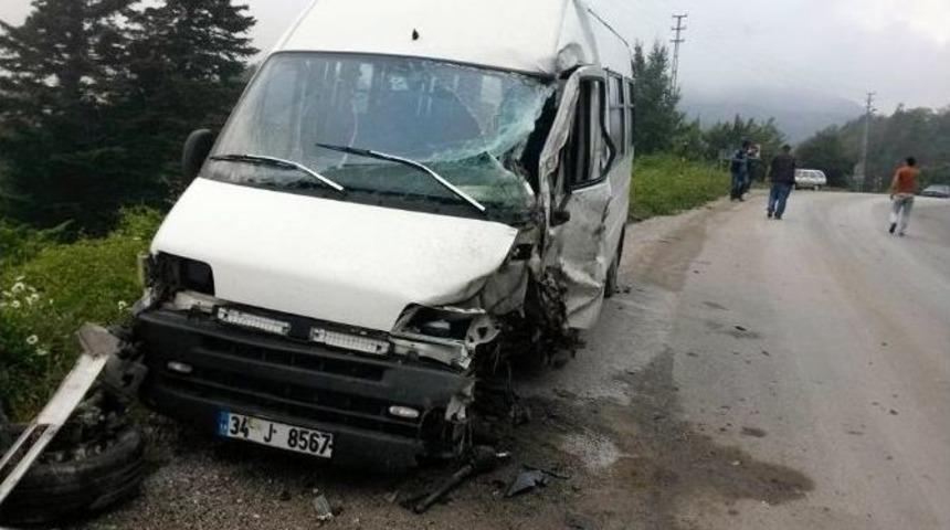 Tır İle Minib&uuml;s &Ccedil;arpıştı: 3 Yaralı
