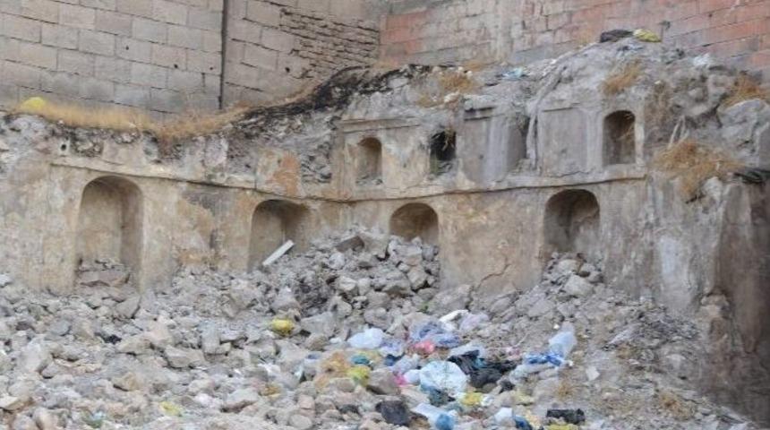 Cas Evler Bir Bir Yıkılıyor