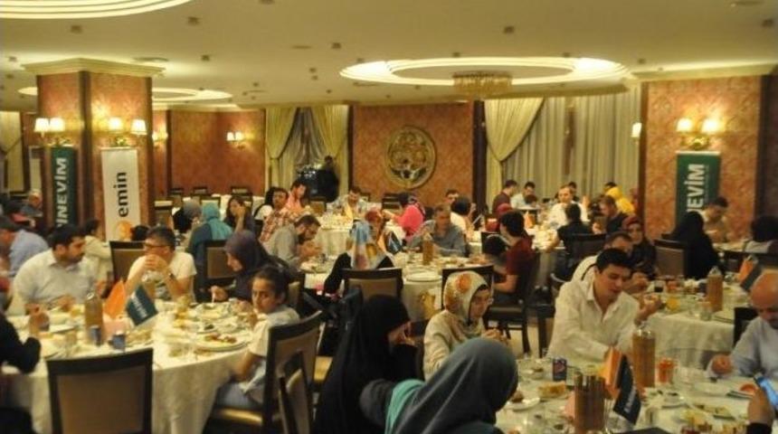 Eminevim Kayıtlı M&uuml;şterilerine İftar Yemeği Verdi