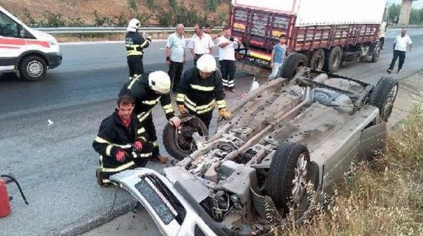 Kamyona &Ccedil;arpan Otomobil Takla Attı: 3 Yaralı