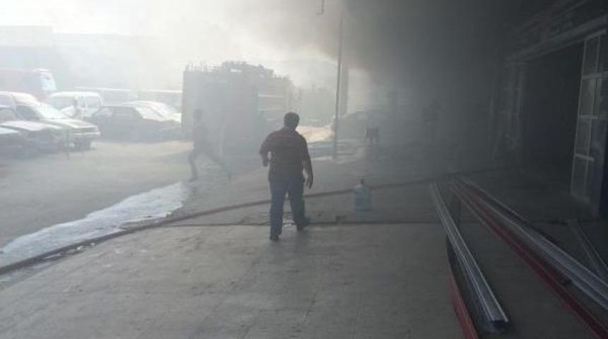 İzmir'de Sanayi Sitesinde Yangın