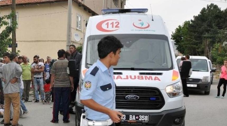 Yolda Y&uuml;r&uuml;yen Kadını Bı&ccedil;aklayıp Ka&ccedil;tı