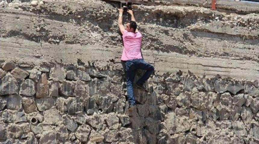 Gaziantep&rsquo;te K&ouml;pr&uuml;ye &Ccedil;ıkan Gen&ccedil; Atlamak İstedi