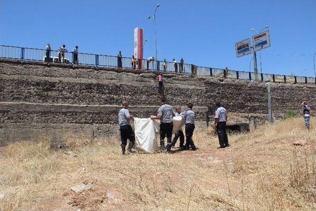 Gaziantep’te Köprüye Çıkan Genç Atlamak İstedi