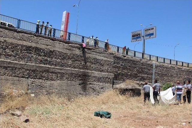 Gaziantep’te Köprüye Çıkan Genç Atlamak İstedi