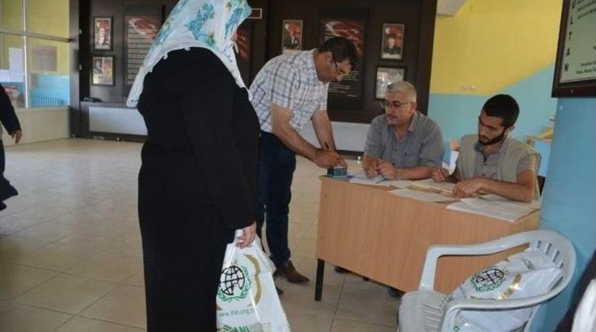 Bitlis İhh&rsquo;dan Bin Kişiye Giyim Yardımı