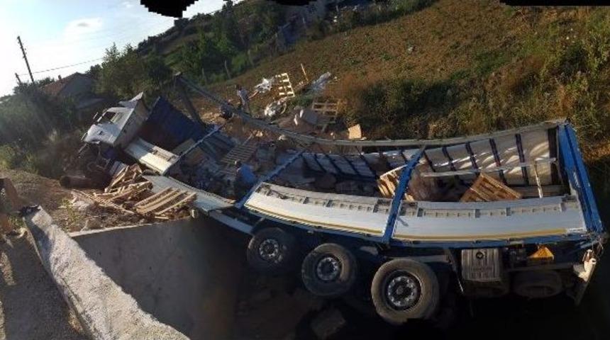 G&uuml;mr&uuml;k Malzemesi Y&uuml;kl&uuml; Tır Dereye U&ccedil;tu