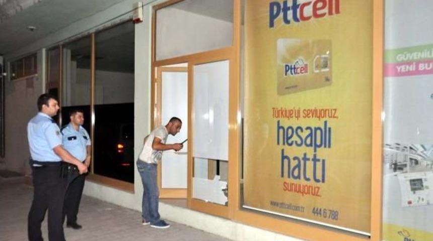 Ptt Şubesinin Anahtarını Kapının &Uuml;zerinde Unuttu