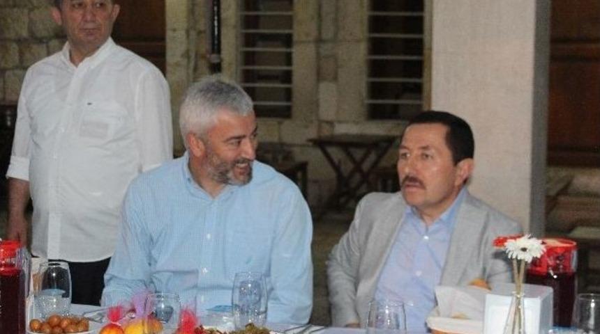 Ordu&rsquo;da Gazeteci Aşar&rsquo;dan Cami Avlusunda İftar Yemeği