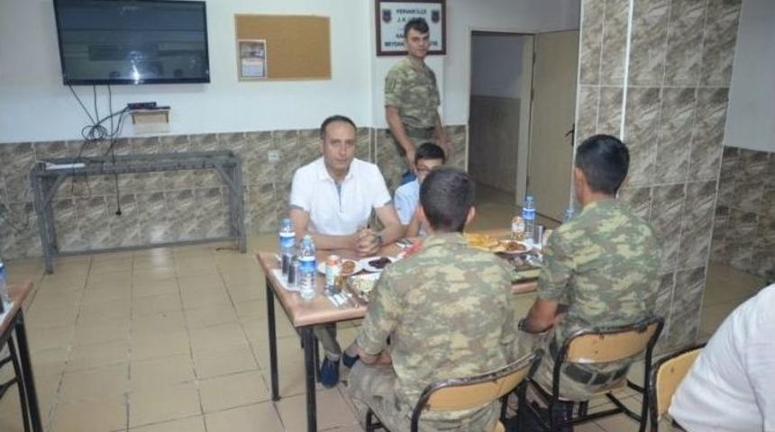 Kaymakam Askerle İftarını A&ccedil;tı