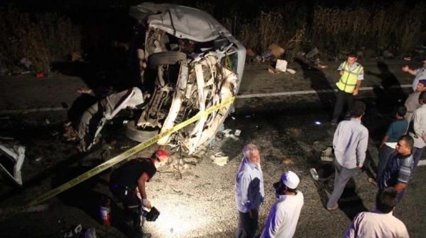 Şanlıurfa'da Hasta Ziyareti D&ouml;n&uuml;ş&uuml; Kaza; 4 &Ouml;l&uuml;, 2 Yaralı