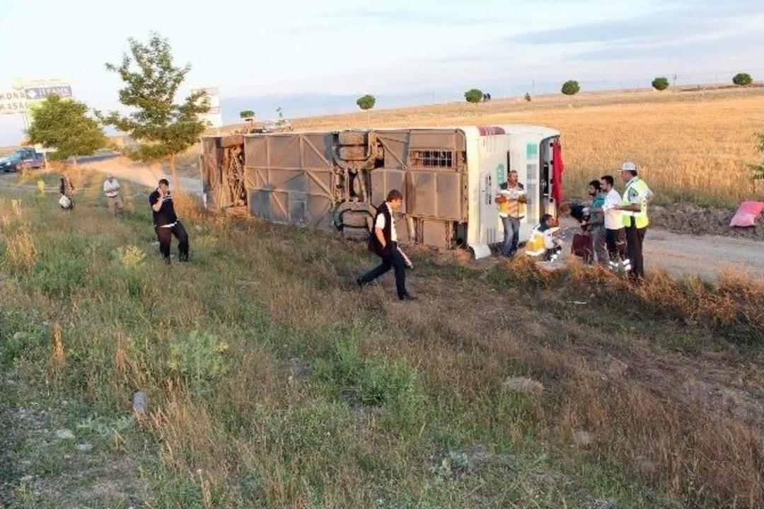 Yolcu Otob&uuml;s&uuml; Şarampole Devrildi: 25 Yaralı