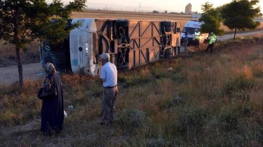 Niğde'de Yolcu Otob&uuml;s&uuml; Devrildi: 25 Yaralı