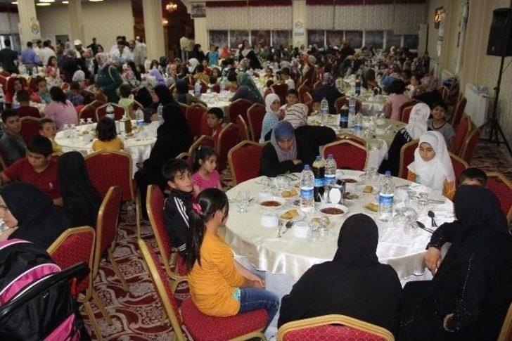 Bin Yetim Çocuğa İftar Yemeği Verildi G3