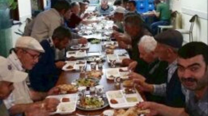 H&uuml;r Kahvehanesi&rsquo;nden M&uuml;şterilerine İftar