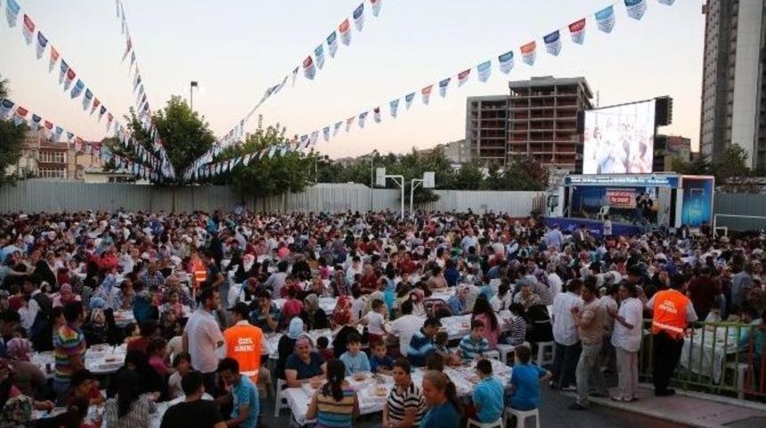 İftar Sofralarında Eller Semaya &rsquo;ş&uuml;k&uuml;r&rsquo; İ&ccedil;in A&ccedil;ıldı