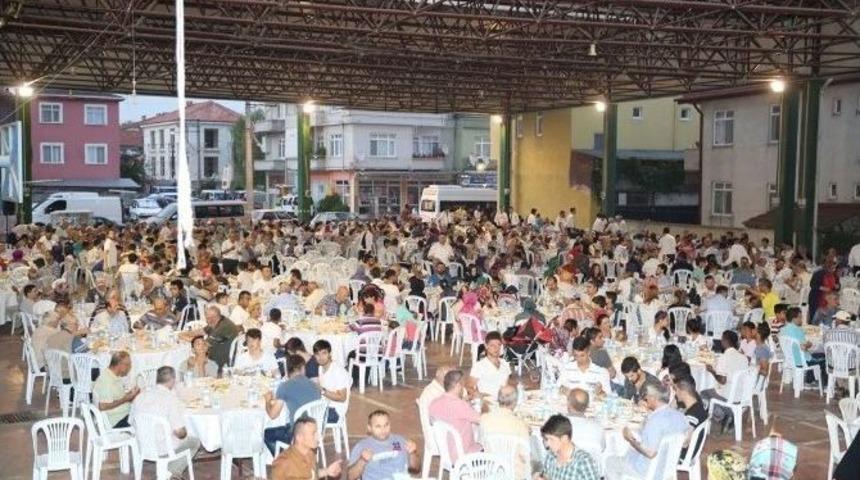 Adapazarı Belediyesi 5&rsquo;inci Halk İftarını Şeker Mahallesinde Verdi