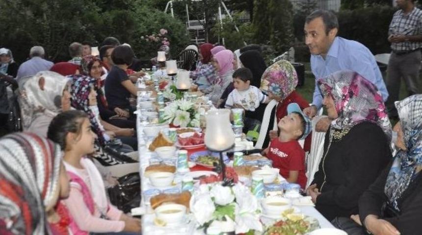 Kaymakam Sonel, Yetim Ve Öksüzleri Evinde Ağırladı