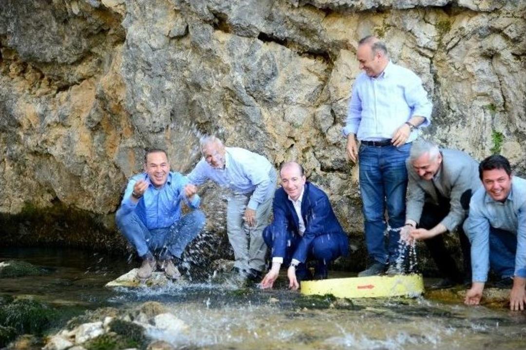 S&ouml;zl&uuml; Suyun G&ouml;z&uuml;nde