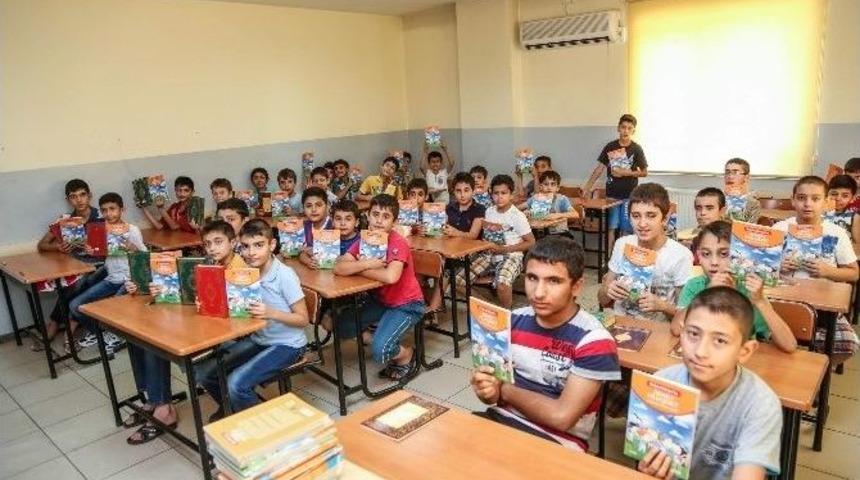 Şehitkamil Belediyesi &Uuml;cretsiz Kur&rsquo;an-ı Kerim Hediye Etti