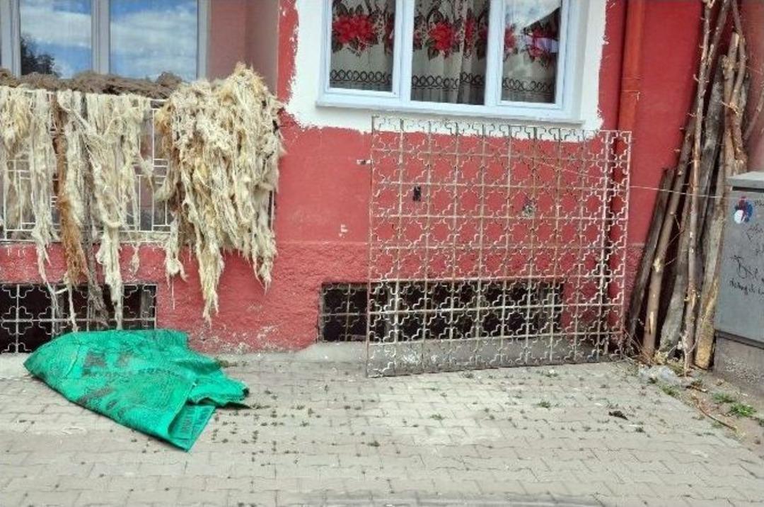 2 Yaşındaki &Ccedil;ocuk 100 Kiloluk Pencere Demirinin &Uuml;zerine D&uuml;şmesi Sonucu &Ouml;ld&uuml;