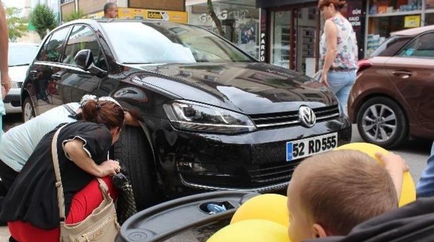 Otomobilde Sıkışan Kedi Sanayide Kurtarıldı
