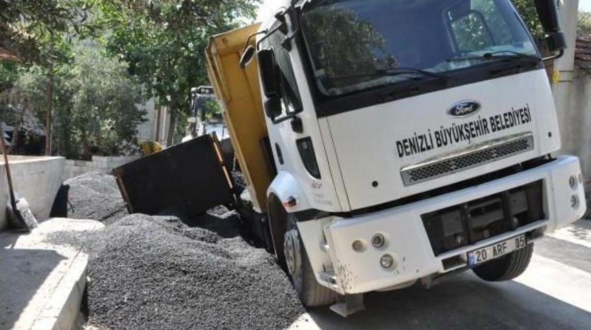 Zift Yüklü Kamyon, Çöken Yolda Kaldı