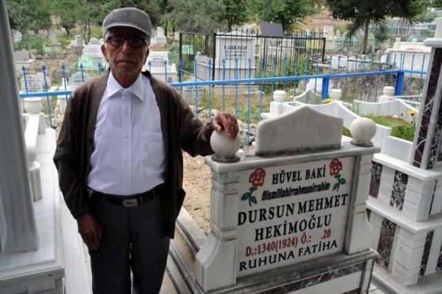 Ölen Eşinin Yanına Kendisi Ve Ikinci Eşinin Mezarını Yaptırdı