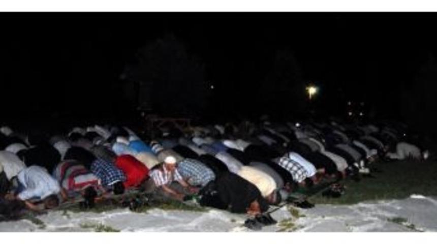 Seydişehir Kuğulu Park&rsquo;ta Vatandaşlar Teravih İ&ccedil;in Toplandı